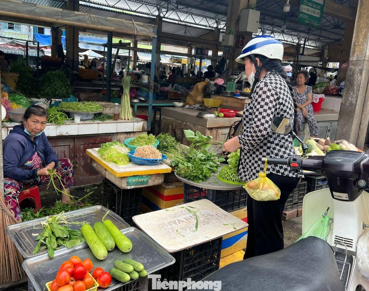 Bão lũ cắt đứt nguồn cung, giá rau xanh TPHCM leo thang từng ngày