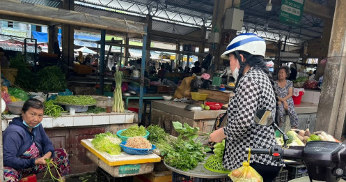 Bão lũ cắt đứt nguồn cung, giá rau xanh TPHCM leo thang từng ngày
