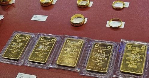 Giá vàng thế giới "căng thẳng" trước dữ liệu đầy bất ngờ của kinh tế Mỹ, trong nước đồng loạt "bốc hơi"