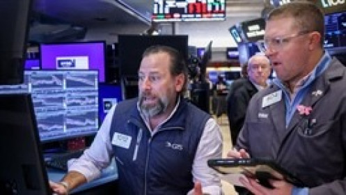 Dow Jones quay đầu tăng gần 500 điểm sau phát biểu của Chủ tịch Fed New York