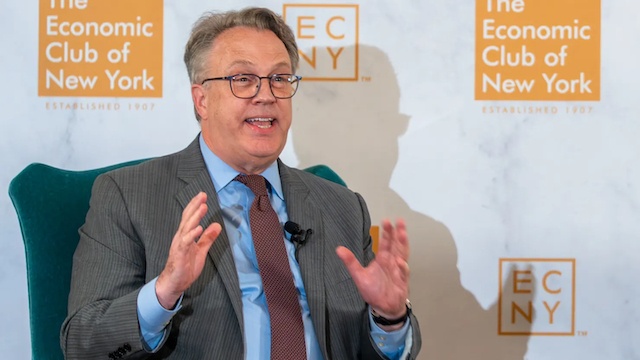Chủ tịch Fed New York nói có thể giảm lãi suất thêm, Dow Jones tăng 700 điểm