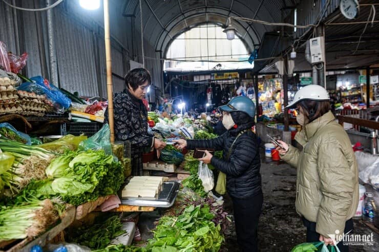Giá rau xanh Hà Nội đắt đỏ, tiểu thương nói ‘nhiều nơi cứ vin cớ để tăng giá'