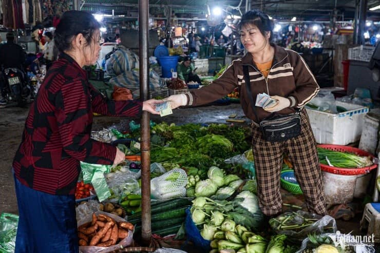 Giá rau xanh Hà Nội đắt đỏ, tiểu thương nói ‘nhiều nơi cứ vin cớ để tăng giá'