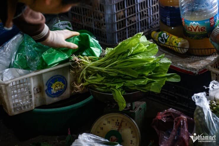 Giá rau xanh Hà Nội đắt đỏ, tiểu thương nói ‘nhiều nơi cứ vin cớ để tăng giá'
