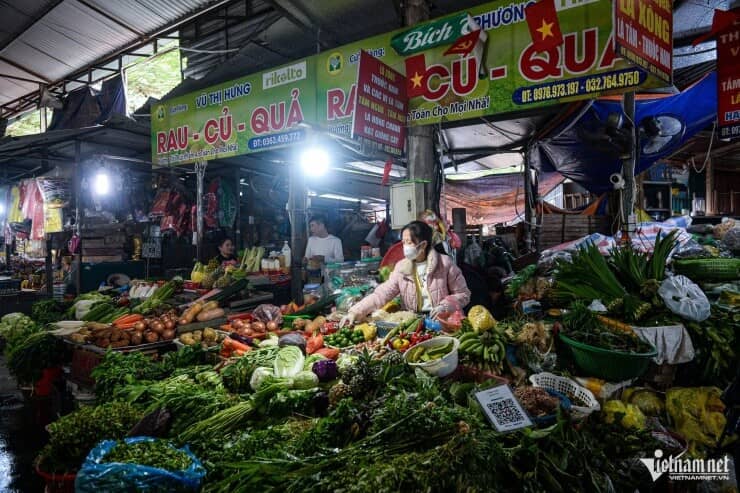 Giá rau xanh Hà Nội đắt đỏ, tiểu thương nói ‘nhiều nơi cứ vin cớ để tăng giá'