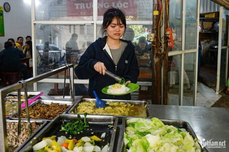 Giá rau xanh Hà Nội đắt đỏ, tiểu thương nói ‘nhiều nơi cứ vin cớ để tăng giá'