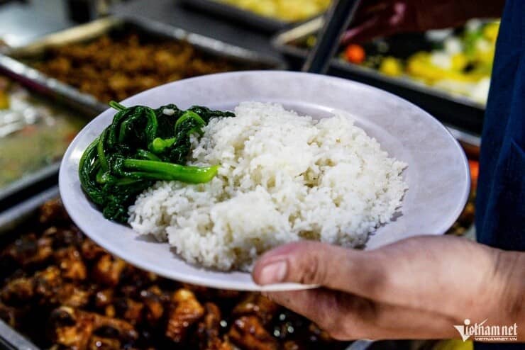 Giá rau xanh Hà Nội đắt đỏ, tiểu thương nói ‘nhiều nơi cứ vin cớ để tăng giá'