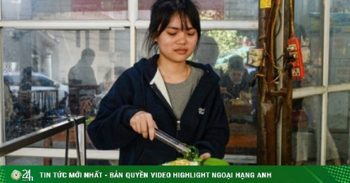 Giá rau xanh Hà Nội đắt đỏ, tiểu thương nói ‘nhiều nơi cứ vin cớ để tăng giá'