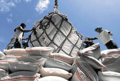 Giá gạo Việt Nam rơi xuống mức thấp nhất gần 5 năm