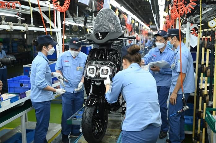 Doanh số xe máy điện tăng chóng mặt