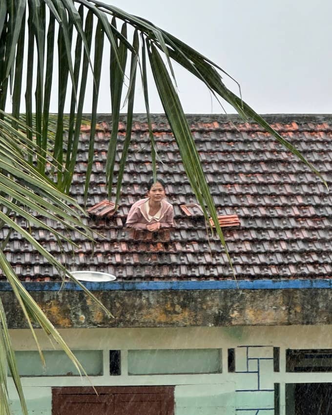 Vì sao chậm giải cứu hàng nghìn người kẹt ở rốn lũ Đăk Lăk?