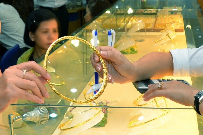 Giá vàng hôm nay 25-11: Giá vàng thế giới tăng gần 100 USD