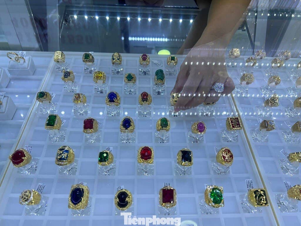 Loạt tiệm vàng ở TPHCM bị 'sờ gáy'