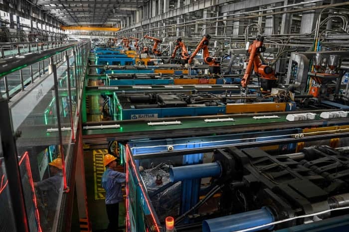 Choáng với tốc độ tự động hóa bằng Robot và AI ở nhà máy Trung quốc