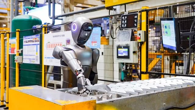 Choáng với tốc độ tự động hóa bằng Robot và AI ở nhà máy Trung quốc