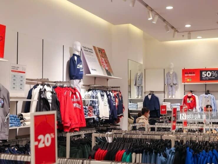 Black Friday 2025: Cửa hàng giảm giá "sập sàn", khách mua vẫn dửng dưng, thưa thớt