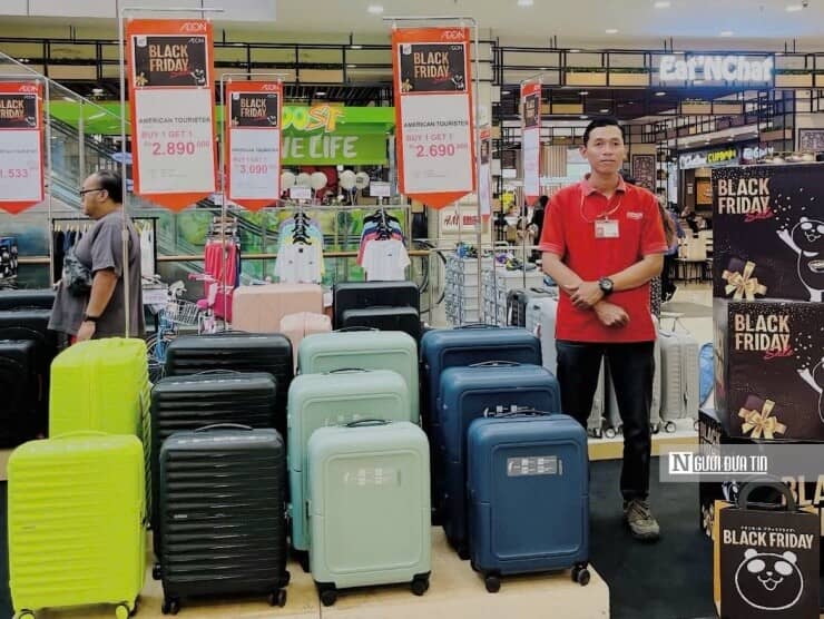Black Friday 2025: Cửa hàng giảm giá "sập sàn", khách mua vẫn dửng dưng, thưa thớt
