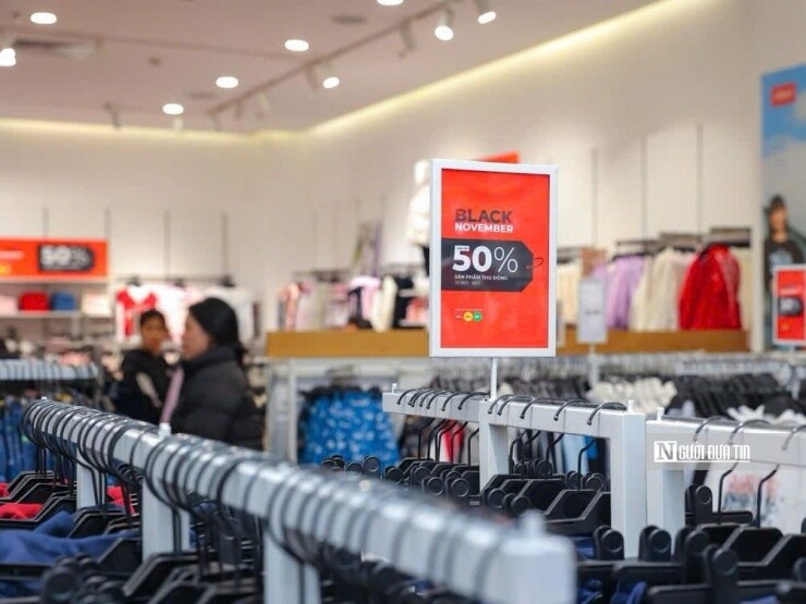 Black Friday 2025: Cửa hàng giảm giá "sập sàn", khách mua vẫn dửng dưng, thưa thớt