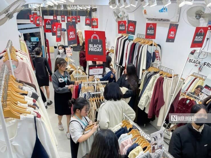 Black Friday 2025: Cửa hàng giảm giá "sập sàn", khách mua vẫn dửng dưng, thưa thớt