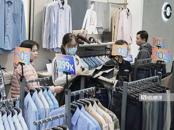 Black Friday 2025: Cửa hàng giảm giá "sập sàn", khách mua vẫn dửng dưng, thưa thớt