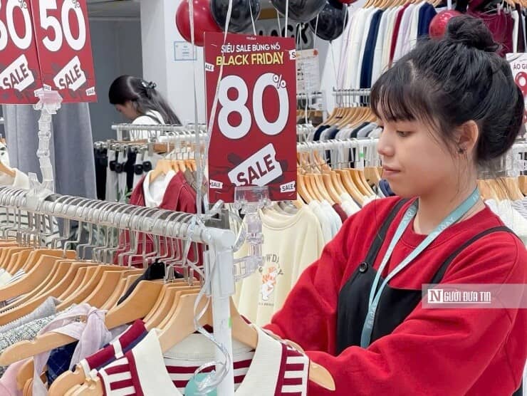 Black Friday 2025: Cửa hàng giảm giá "sập sàn", khách mua vẫn dửng dưng, thưa thớt