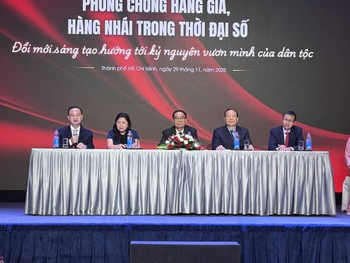 Quản lý thị trường sẽ rà soát từng gian hàng trên chợ mạng để "tìm" hàng giả