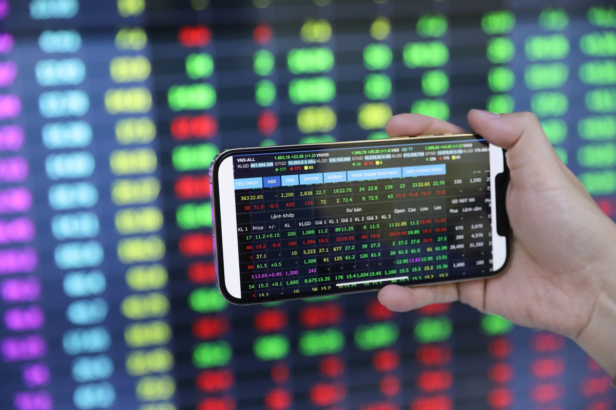 Cổ phiếu ngân hàng đẩy VN-Index lên cao, khối ngoại tham gia mạnh