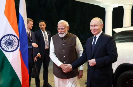 Tổng thống Vladimir Putin chỉ trích việc Mỹ trừng phạt Ấn Độ vì mua dầu Nga