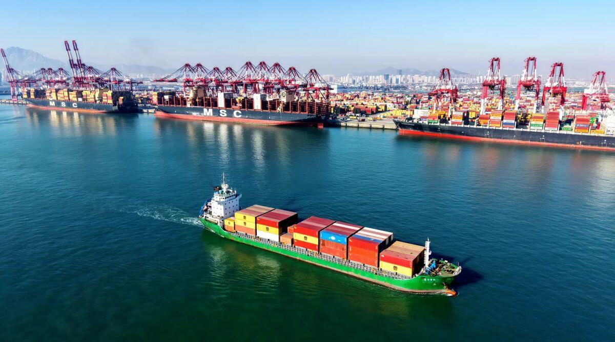 Bất chấp thuế quan Trump, thặng dư thương mại Trung Quốc lần đầu vượt 1,000 tỷ USD