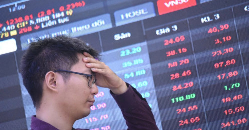 Chứng khoán hướng lên đỉnh cũ, nhà đầu tư vẫn 'ngậm ngùi'