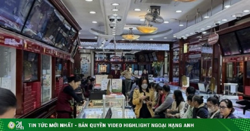 Phố vàng Hà Nội vắng khách, TPHCM vẫn xếp hàng từ sớm chờ mua vàng