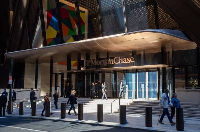 Cuộc gặp định mệnh giúp Jamie Dimon chiêu mộ phó tướng đầu tư của Warren Buffett