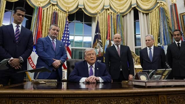 Ông Trump ký sắc lệnh loại bỏ rào cản quy định về AI, các đại gia công nghệ thắng lớn