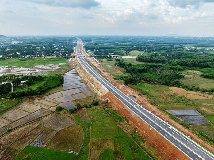 Cận cảnh đường cao tốc Quảng Ngãi – Hoài Nhơn dài 88 km trước giờ G
