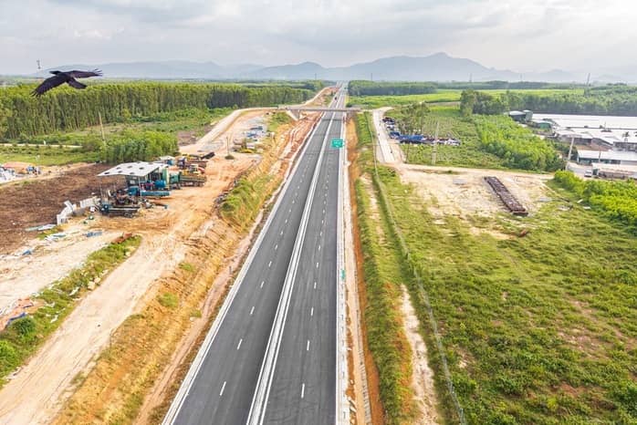 Cận cảnh đường cao tốc Quảng Ngãi – Hoài Nhơn dài 88 km trước giờ G