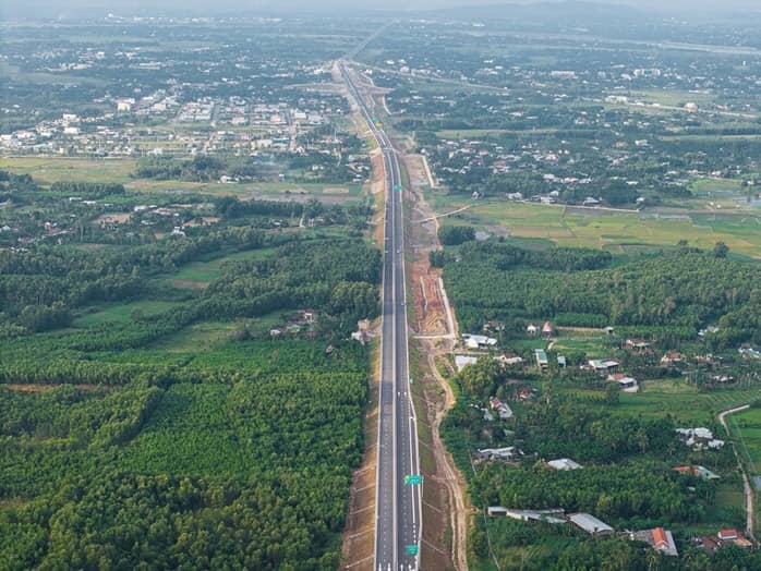 Cận cảnh đường cao tốc Quảng Ngãi – Hoài Nhơn dài 88 km trước giờ G