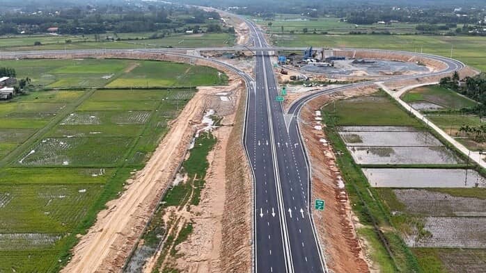 Cận cảnh đường cao tốc Quảng Ngãi – Hoài Nhơn dài 88 km trước giờ G