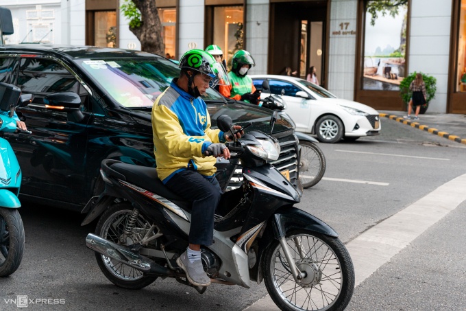 Xe ôm công nghệ, shipper tìm phương án chuyển đổi xe điện