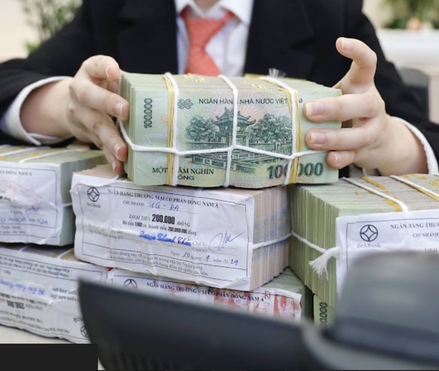 Lãi suất tiết kiệm tăng mạnh , tiền từ chứng khoán có chảy qua gửi tiết kiệm?