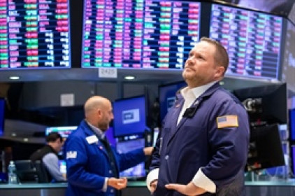 Dow Jones giảm hơn 300 điểm sau báo cáo việc làm