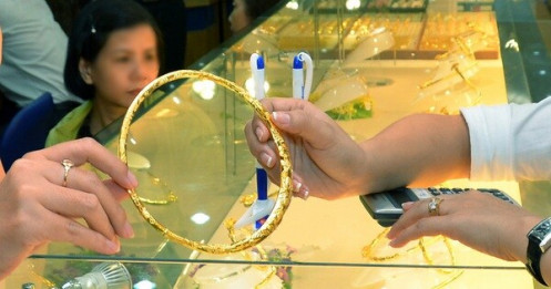 Sáng 17-12, giá vàng miếng SJC, vàng nhẫn rung lắc ở vùng đỉnh