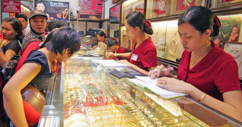 Vàng miếng 'một mình một chợ'