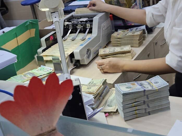 Chiều 19-12, giá USD tự do giảm nhanh, thủng mốc 27.000 đồng