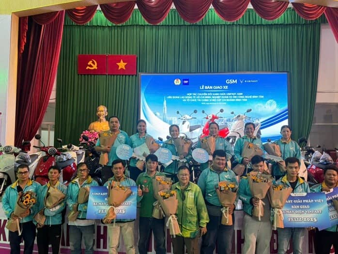 Hỗ trợ tài xế xe ôm công nghệ chuyển đổi từ xe xăng sang xe điện