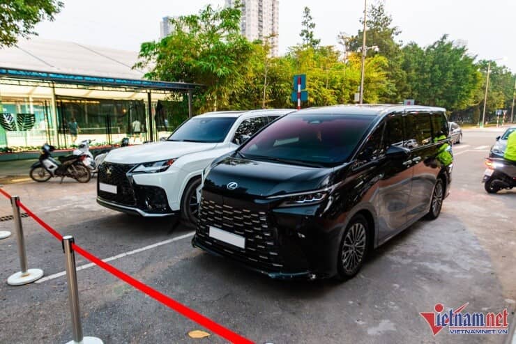 Dàn siêu xe trăm tỷ trong đám cưới của con gái doanh nhân ngành ô tô