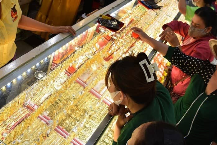 Giá vàng miếng SJC lập đỉnh mới cùng giá vàng thế giới hôm 22 - 12