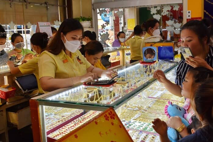 Giá vàng hôm nay 23-12: Tăng chóng mặt, lập kỷ lục mới