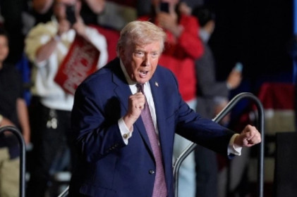 Tổng thống Mỹ Trump đặt mục tiêu vượt Trung Quốc trong cuộc đua trở lại Mặt trăng