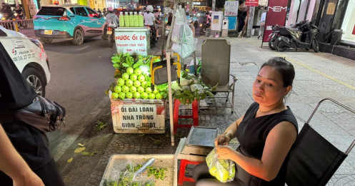 Ớt ra vỉa hè, giá cao ngất