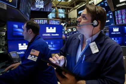 S&P 500 giảm nhẹ sau khi lập đỉnh